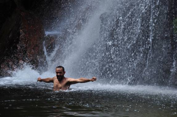 Um banho gelado na cachoeira das Andorinhas, uma das mais bonitas no Parque Nacional da Chapada dos Guimarães, em Mato Grosso